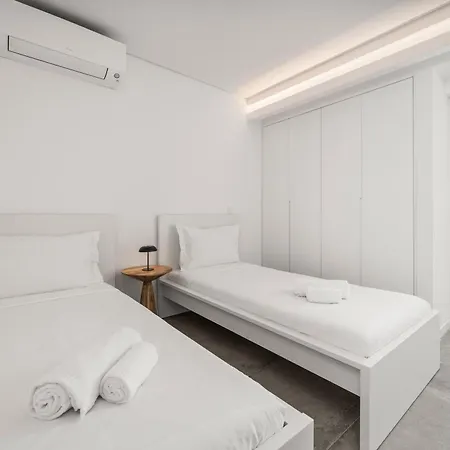 Modern 3-bedroom Apartment *